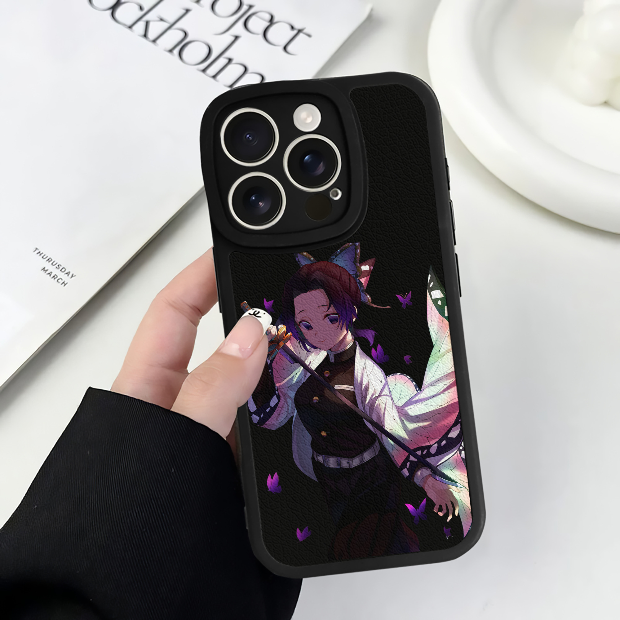 （画像用） 鬼滅の刃（きめつのやいば）蟲柱-胡蝶 しのぶ／こちょう しのぶ Kochou Shinobu 【iPhone 16シリーズ対応】シリコンスマホケース（レザー調） 材質：シリコン